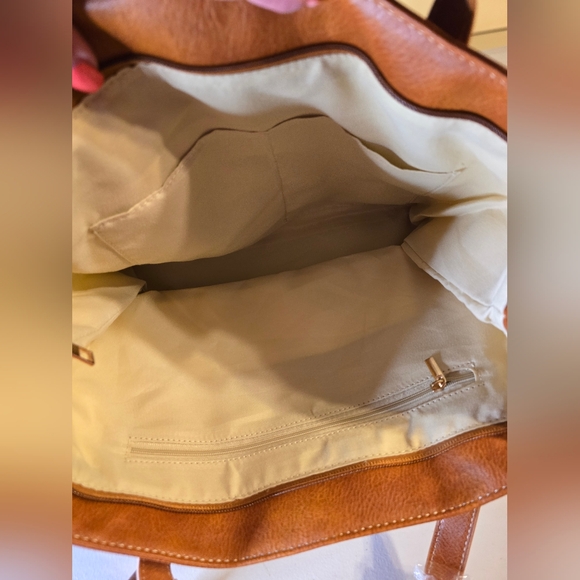Chic Tan and Cream Tote Bag - Picture 8 of 8